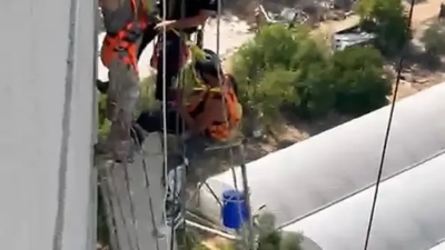 Antalya'nın Muratpaşa ilçesinde 10 katlı bir binanın dış cephesinde çalışma