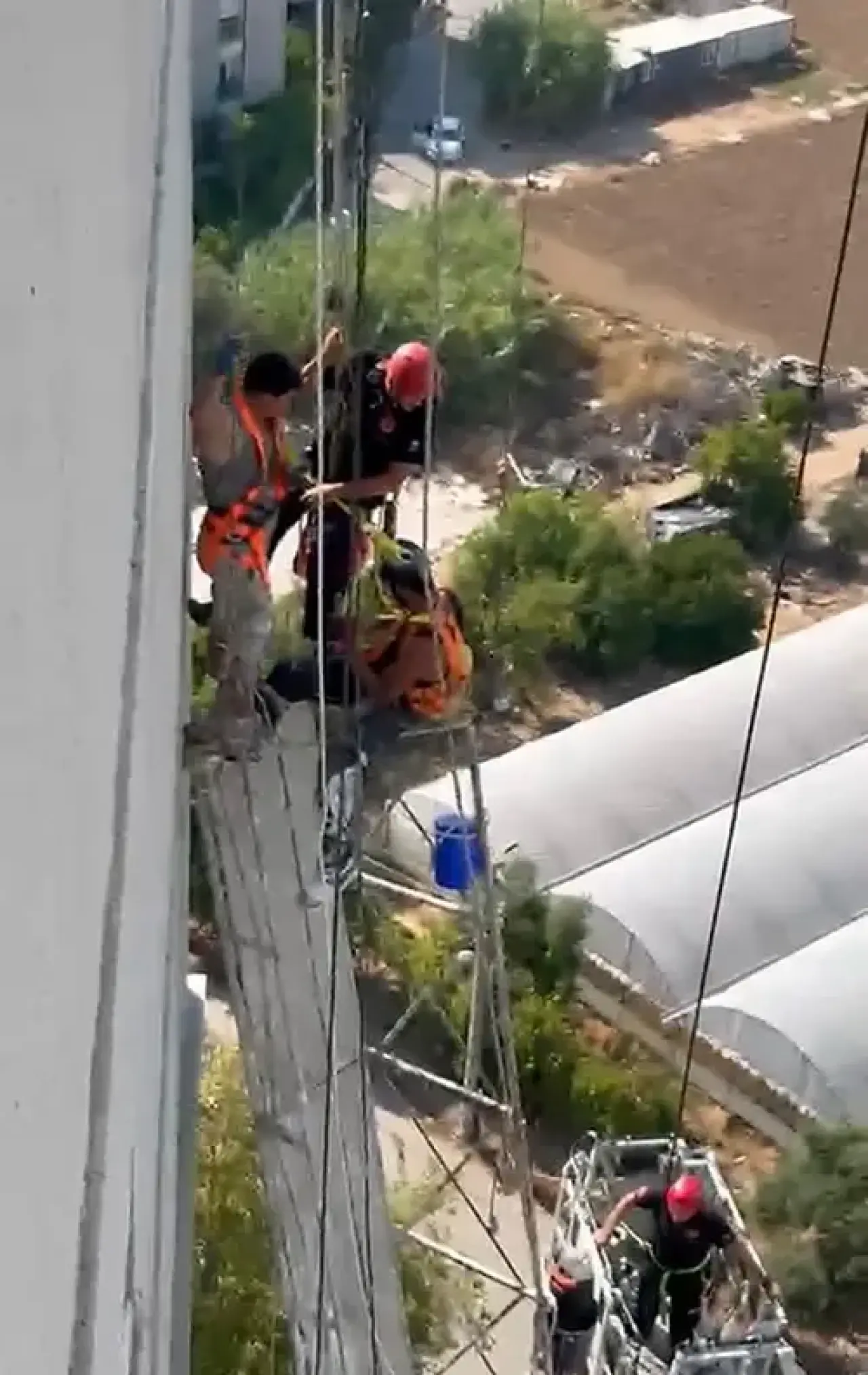 Antalya'nın Muratpaşa ilçesinde 10 katlı bir binanın dış cephesinde çalışma