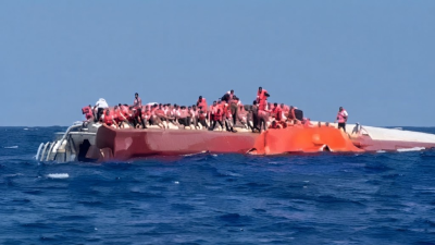 Girne limanından ayrılıp Mersin Taşucu'na giden yolcu gemisi alabora olarak