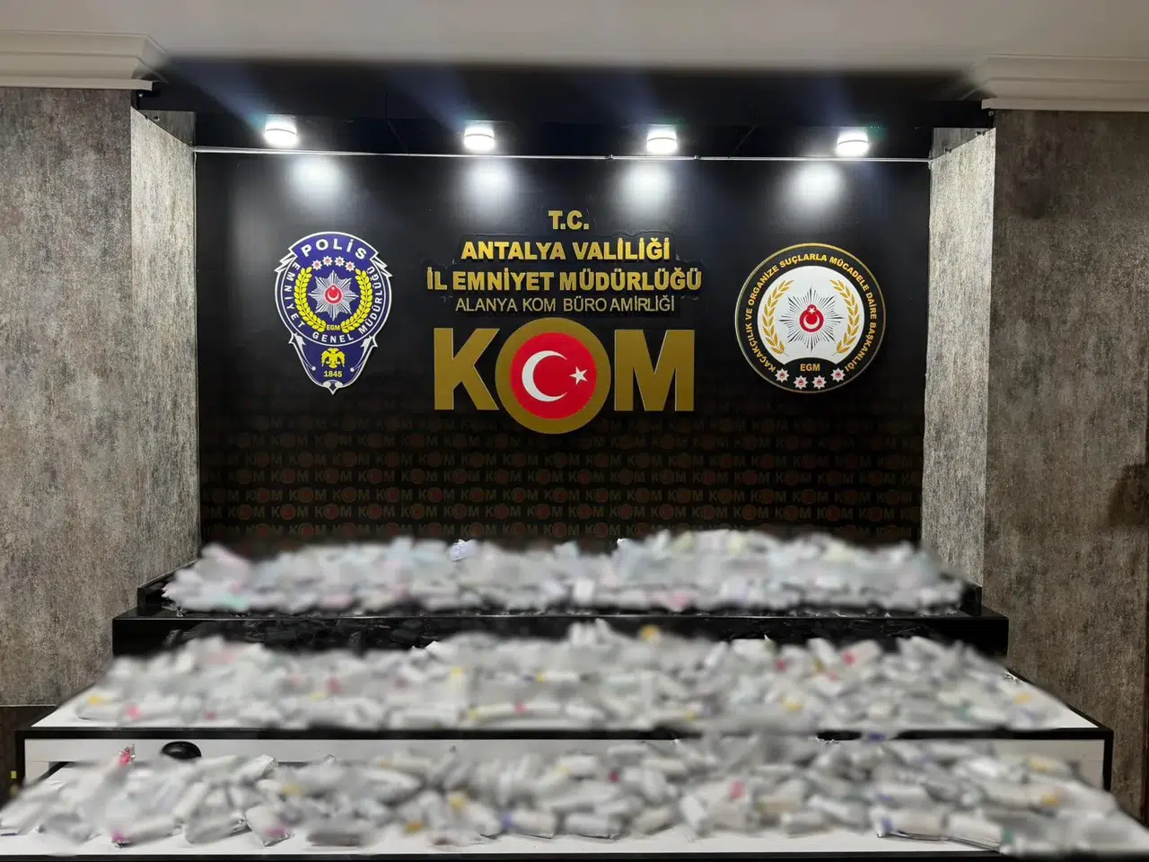 Antalya Emniyet Müdürlüğü ekiplerinin son bir haftada düzenlediği operasyonlarda binlerce