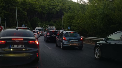 Kemer ile Antalya arasındaki yolda yoğun trafik nedeniyle sürücüler zor