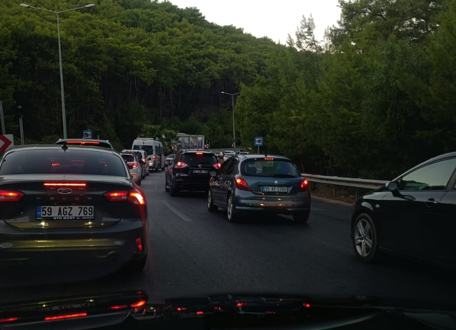 Kemer-Antalya Yolunda Trafik Durma Noktasına Geldi: Yolculuk 3 Saati Buldu Kemer ile Antalya arasındaki yolda yoğun trafik nedeniyle sürücüler zor