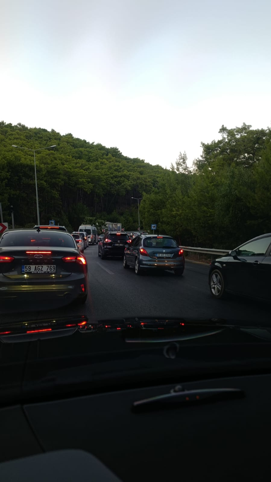 Kemer ile Antalya arasındaki yolda yoğun trafik nedeniyle sürücüler zor