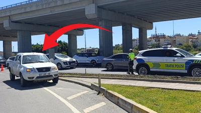 Antalya’nın Manavgat ilçesinde yol üzerinde park halinde bırakılmış kamyonet polis