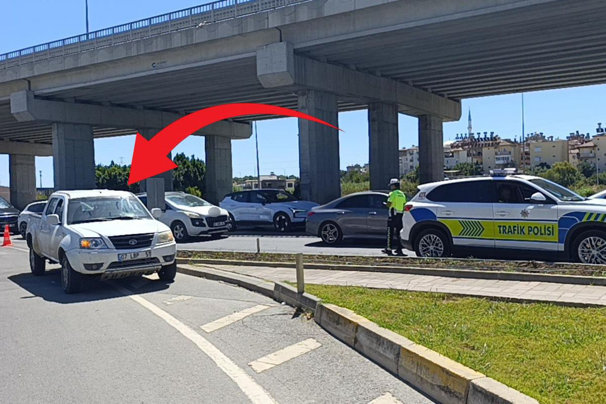 Antalya’nın Manavgat ilçesinde yol üzerinde park halinde bırakılmış kamyonet polis