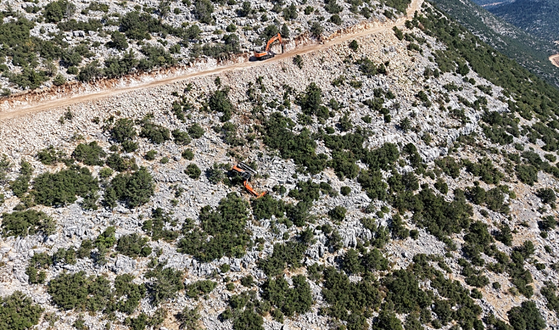Antalya Akseki’de uçuruma devrilen iş makinesinin operatörü yaralandı Antalya'nın Akseki ilçesinde rüzgar enerjisi santrali için yürütülen yol açma