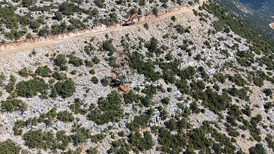 Antalya'nın Akseki ilçesinde rüzgar enerjisi santrali için yürütülen yol açma