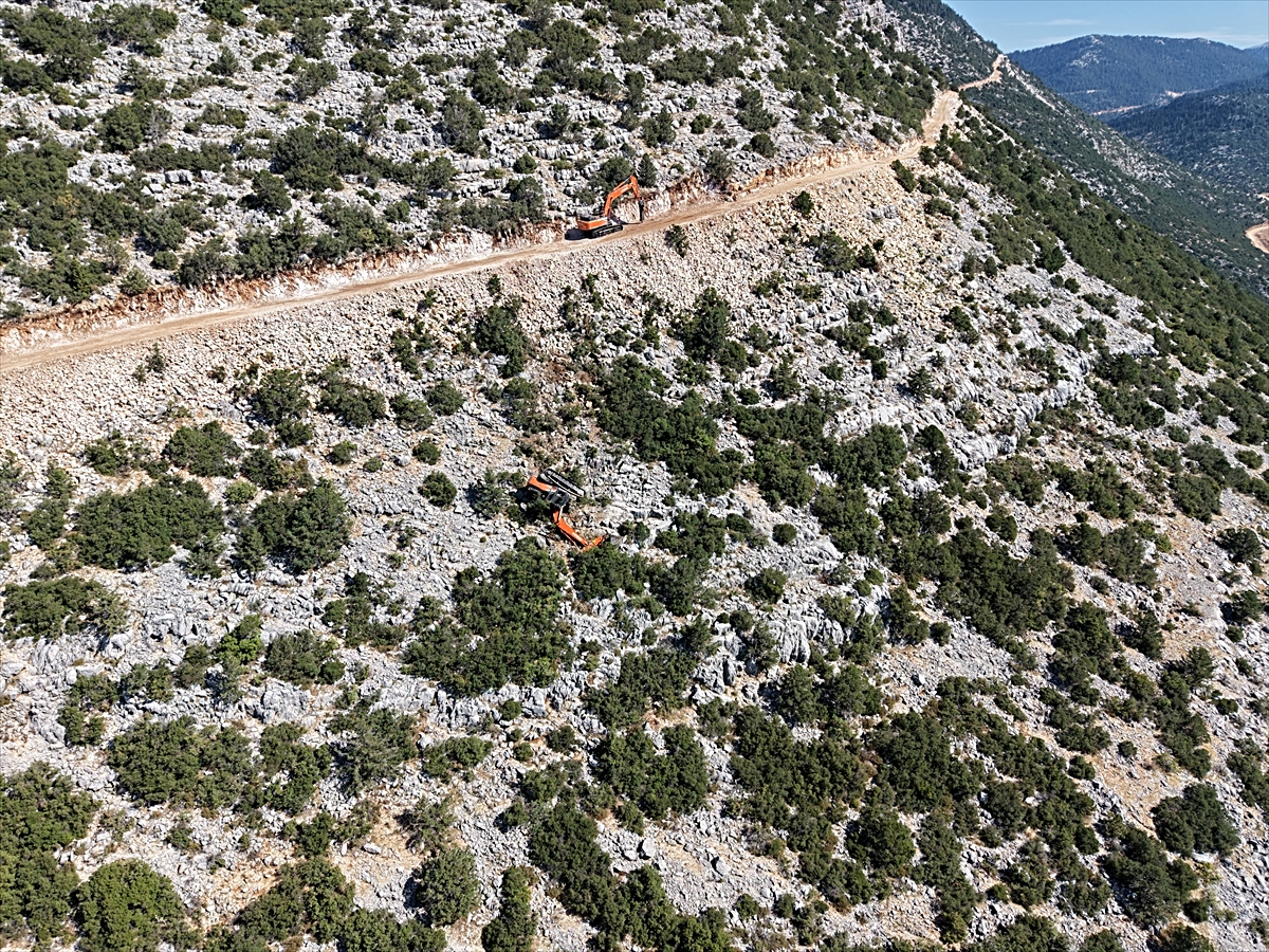 Antalya'nın Akseki ilçesinde rüzgar enerjisi santrali için yürütülen yol açma