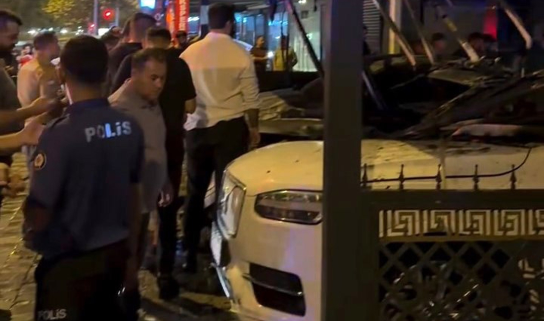 Antalya’da ‘Sokağın hakkını verin’ tehdidiyle kundaklanan oto galerinin 3 şüphelisi yakalandı Antalya'da bir oto galeri, telefonla arayıp 'Sokağın hakkını verin' diyerek