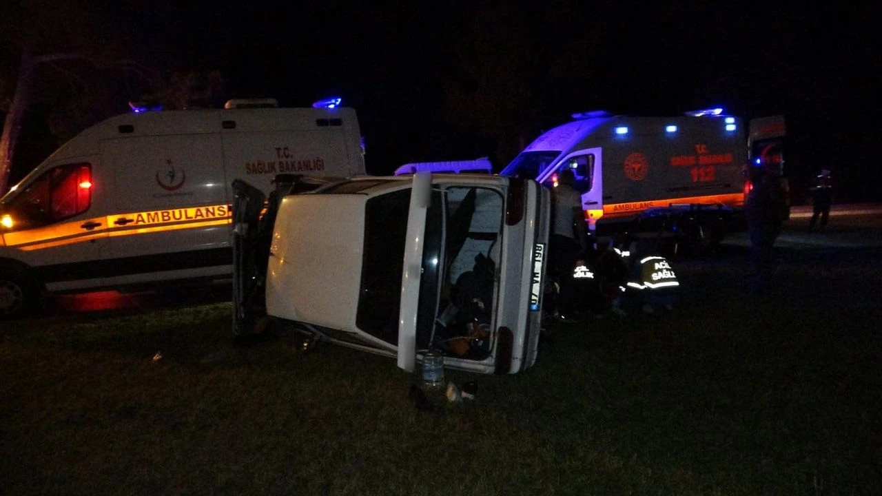 Antalya'nın Manavgat ilçesinde refüj bordürüne çarptıktan sonra takla atarak devrilen