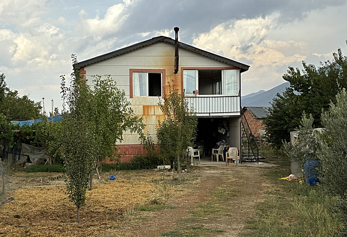 Korkuteli'nde dün sabah boşanma aşamasındaki eşi Ayşegül Coşkun ile onun