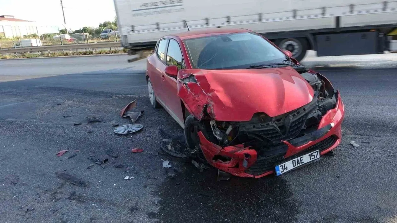 Antalya’nın Manavgat ilçesinde kamyonet ile otomobilin çarpışması sonucu meydana gelen