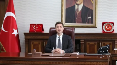 Erzurum'un Palandöken ilçesi Kaymakamı Yunus Kızılgüneş ve korumasının bir köpeğe