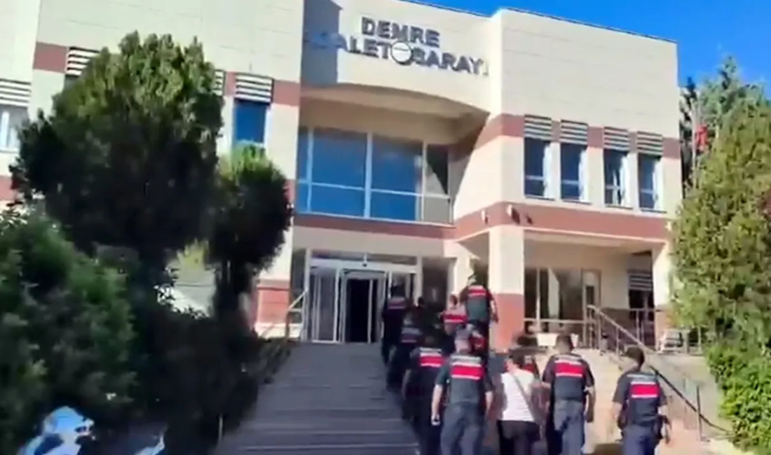 Sahte bungalov ve villa ilanıyla dolandırıcılık yapan 2 şüpheli tutuklandı ANTALYA’nın Demre ilçesinde internet üzerinden villa ve bungalov kiralama ilanı