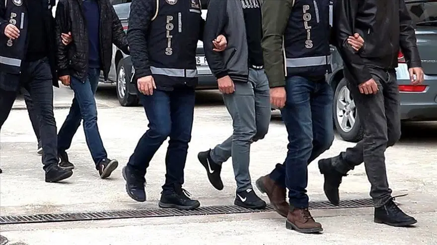 Usulsüz vatandaşlık soruşturması. Bakan Gürlek: 72 kişi gözaltında, 30 şirkete kayyum atandı Usulsüz vatandaşlık soruşturmasının ikinci dalgasında 72 şüpheli gözaltına alındı. Bin