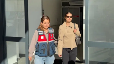 Oyuncu Afra Saraçoğlu, ünlülere yönelik uyuşturucu soruşturmasında yurt dışı dönüşü
