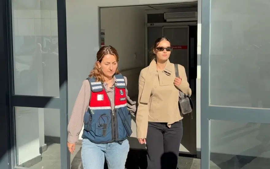 Afra Saraçoğlu Ünlülere Yönelik Soruşturma Kapsamında Gözaltına Alındı Oyuncu Afra Saraçoğlu, ünlülere yönelik uyuşturucu soruşturmasında yurt dışı dönüşü