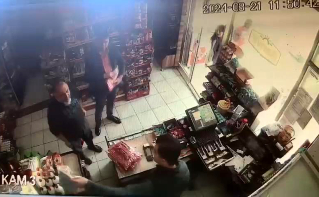 Siyasi parti broşürü’ cinayetinde karar! 21 yaşındaki genci öldüren sanığa indirimli ceza Antalya Muratpaşa'da 21 Mart 2024'te siyasi parti broşürü bırakılması nedeniyle