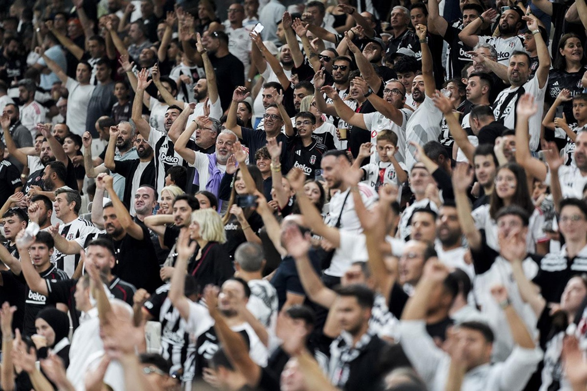 Beşiktaş'a yıldız oyuncuları Dusan Vlahovic ve Leandro Trossard'dan iyi haber