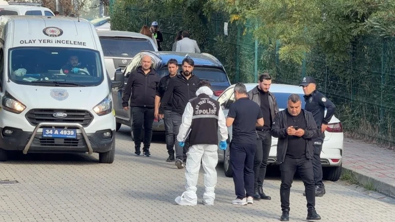 Başakşehir’de ortaokulda bıçaklı saldırı: Yaralı öğrenciler var Başakşehir'de bir ortaokul gelen F.M.(15) öğrenci, 8 öğrenciyi bıçaklayarak yaraladı.