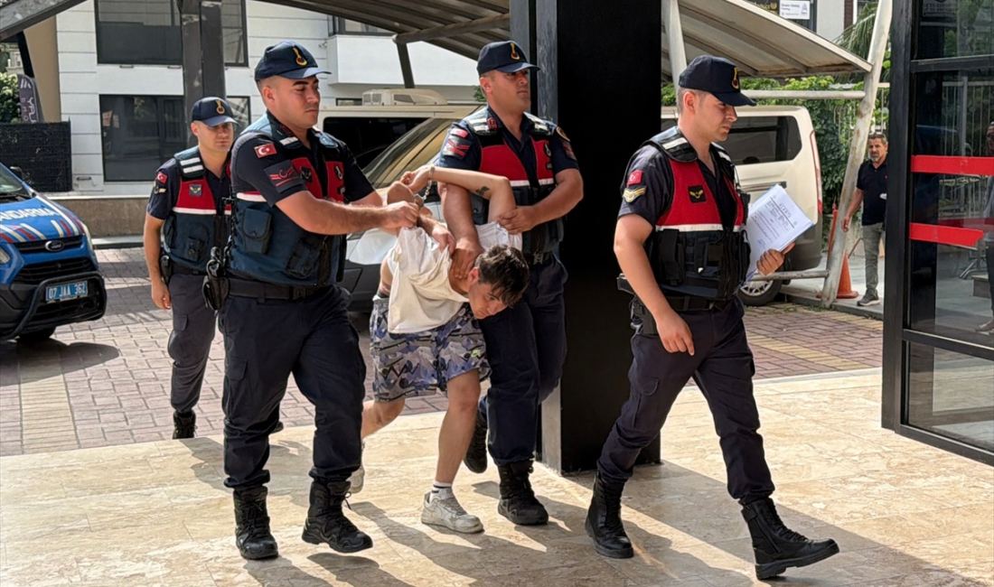 Antalya'nın Alanya ilçesinde 5 Ekim'de park halindeki bir otomobilden amfi,