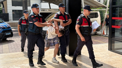 Antalya'nın Alanya ilçesinde 5 Ekim'de park halindeki bir otomobilden amfi,