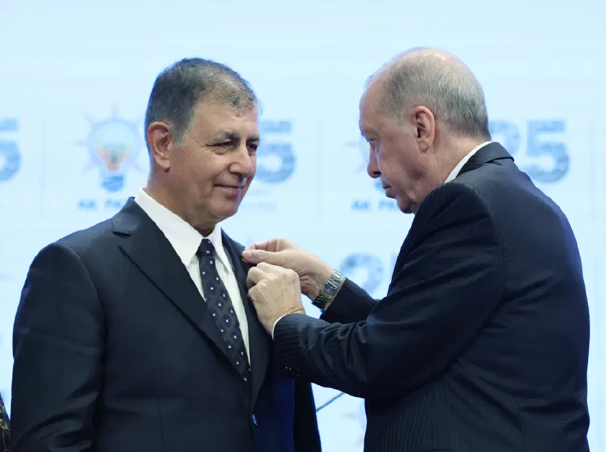 İzmir Büyükşehir Belediye Başkanı Cemil Tugay AK Parti'ye katıldı. Cumhurbaşkanı