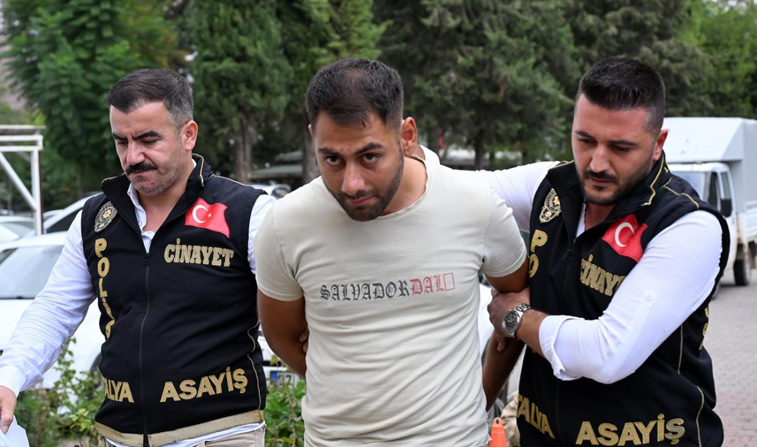 Sevgilisini Öldürdü, Ardından Kaynar Su Döktü Antalya'da birlikte yaşadığı 49 yaşındaki Canan Yıldırım'ı öldürdüğünü itiraf ederek