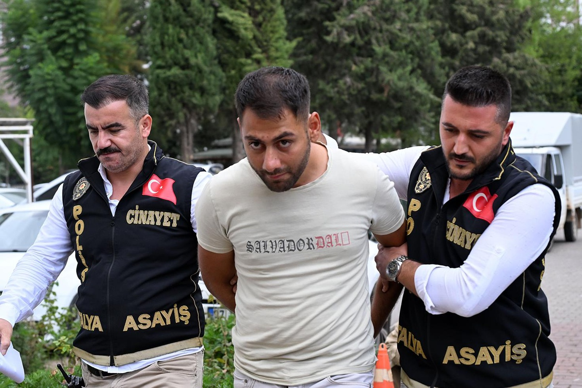 Antalya'da birlikte yaşadığı 49 yaşındaki Canan Yıldırım'ı öldürdüğünü itiraf ederek