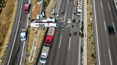 Manisa'nın Akhisar ilçesinde çekici ile tur otobüsünün çarpışması sonucu 11