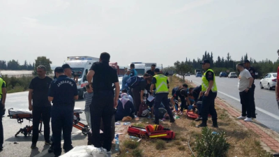 Antalya'nın Aksu ilçesinde yola dökülen mazot nedeniyle kayganlaşan yolda midibüs