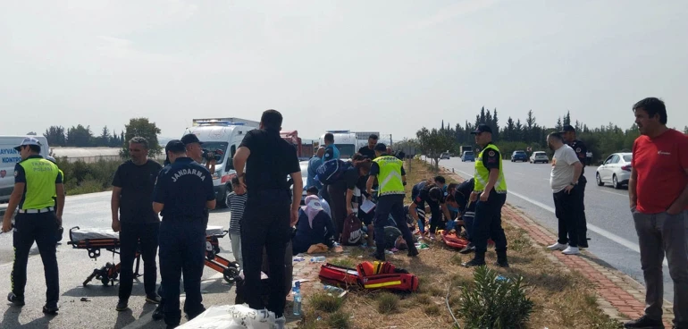 Antalya’da Midibüs Devrildi: Vali Şoföre Görüntüleri İzletti Antalya'nın Aksu ilçesinde yola dökülen mazot nedeniyle kayganlaşan yolda midibüs
