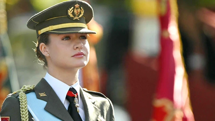Üniformasını Yeniden Giydi, Evlilik Teklifiyle Gündem Oldu İspanyol kraliyet ailesi bugün tam kadro ülkeleri için çok özel