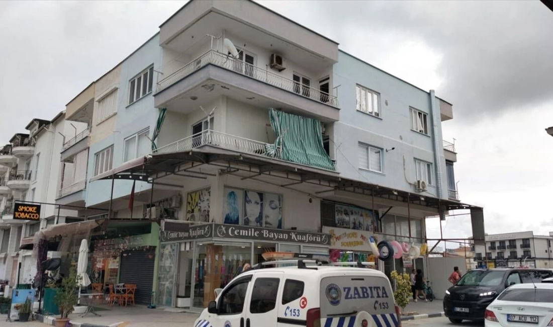 Antalya’da Evinde Hareketsiz Bulunan Kadın Hayatını Kaybetti Belek Mahallesi'ndeki evinde kedileriyle yaşayan Gamze Tüzin (40) 112 Acil