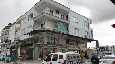 Belek Mahallesi'ndeki evinde kedileriyle yaşayan Gamze Tüzin (40) 112 Acil