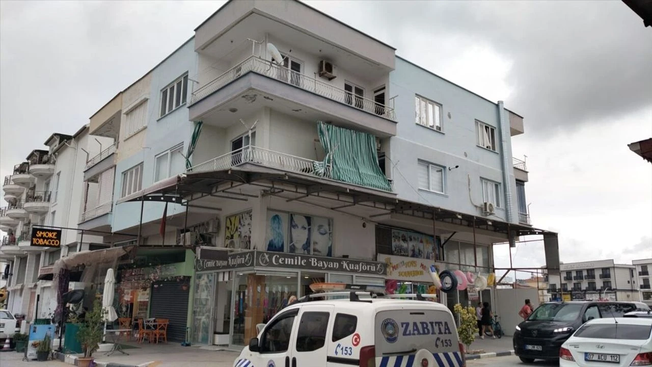 Belek Mahallesi'ndeki evinde kedileriyle yaşayan Gamze Tüzin (40) 112 Acil