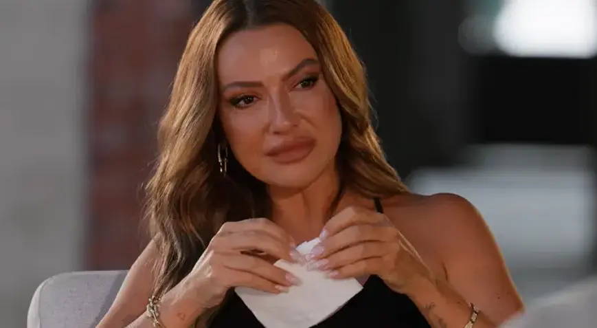 Hadise Ablasını Anlatırken Gözyaşlarına Boğuldu Hadise, geçmiş ilişkileri ve hayatının en zor dönemleri hakkında samimi