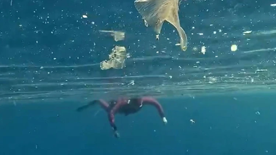 Akdeniz kıyılarındaki plastik kirliliği, son günlerde Kaş Halk Plajı'nda kaydedilen