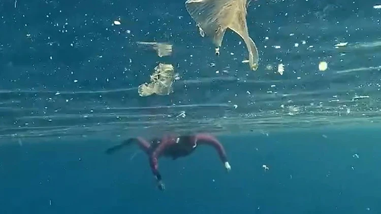 Akdeniz kıyılarındaki plastik kirliliği, son günlerde Kaş Halk Plajı'nda kaydedilen