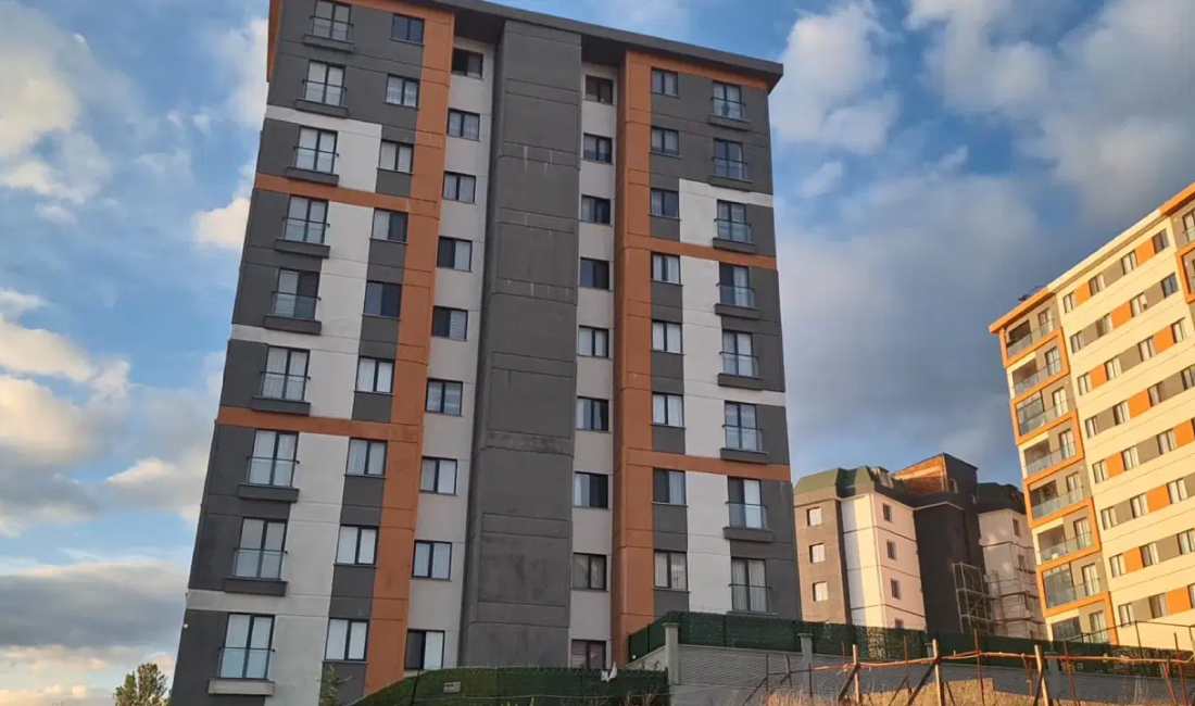Pendik’te toprak kayması: 9 katlı apartmanın sakinleri tahliye edildi İstanbul'un Pendik ilçesinde etkili olan yağışların ardından 9 katlı bir