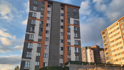 İstanbul'un Pendik ilçesinde etkili olan yağışların ardından 9 katlı bir