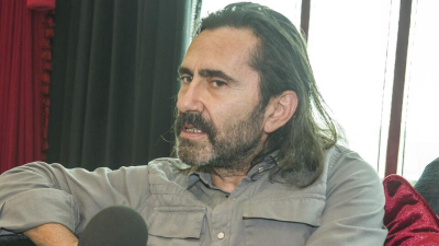 Peker Açıkalın, yapımcılara çağrıda bulunarak, "Para lazım. Önüne gelenin oyuncu